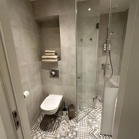 Cozy Flat Near Center *